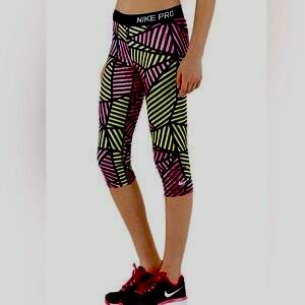 Nike Dri Fit capri leggings in geometric print size large